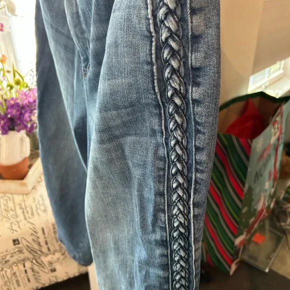 Judy Blue Classic Blue Denim capris - Picture 2 of 5